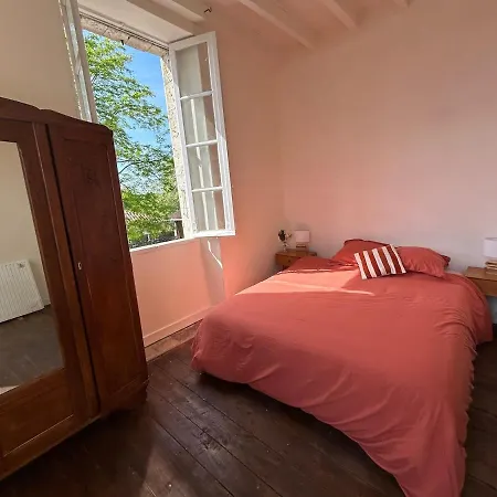 La Maison Des Roses, For 4 To 11 People, Condom, Gers Casa de Férias Montréal